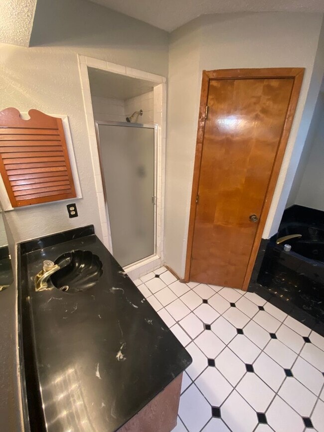 Building Photo - Blend of comfort and convenience