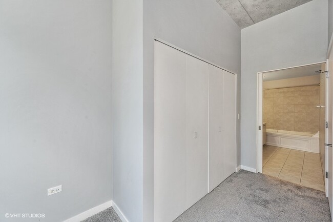Building Photo - 235 W Van Buren St