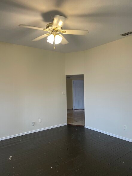 Building Photo - 428 S Texas Ave
