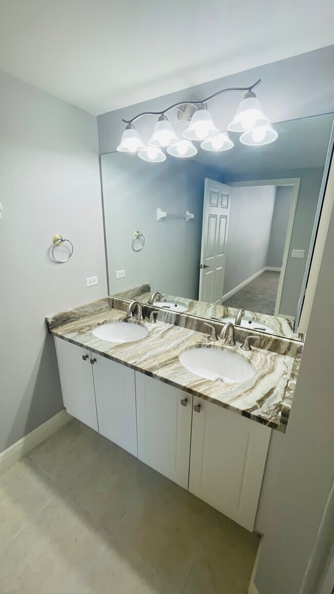 Master bath with matching granite countertops. - 1504 SW 50th St