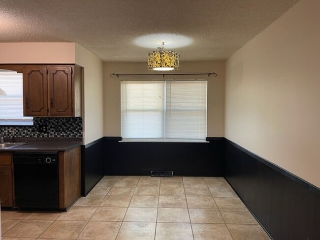Building Photo - 3 Bedroom, 2 Bathroom, Great Location!