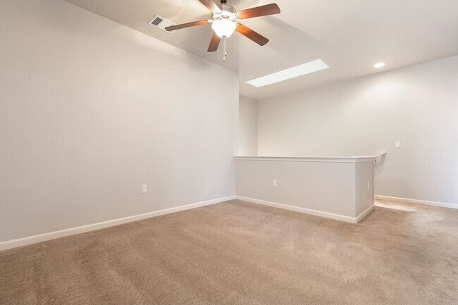 Building Photo - Spacious 3/3 Townhouse in North Clovis