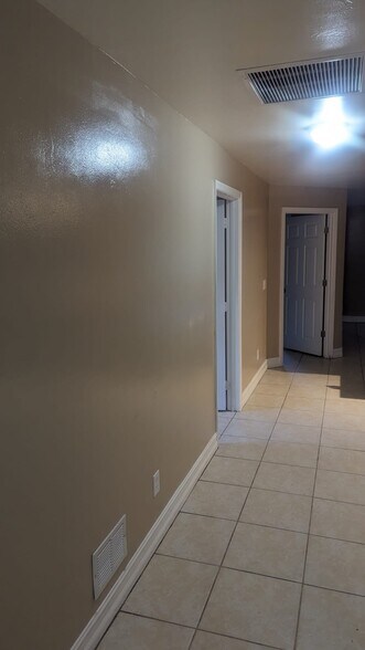 Building Photo - 513 Meadow Rd