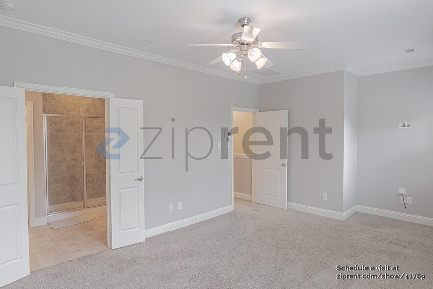 Building Photo - 527 W Royal Ln