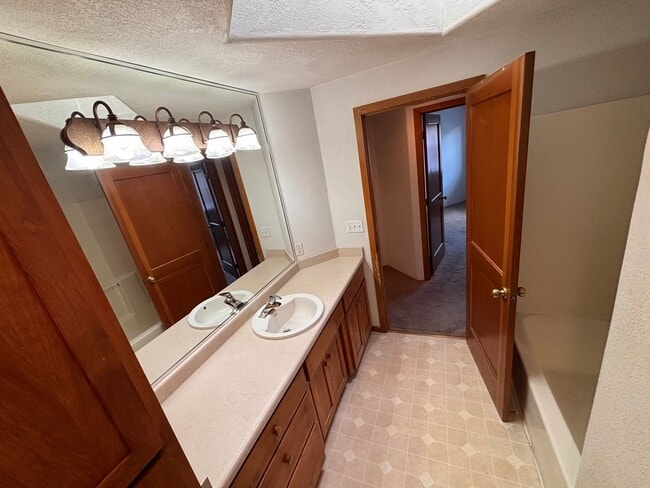 Building Photo - Beautiful 4 bedroom 2 bathroom home coming soon!!