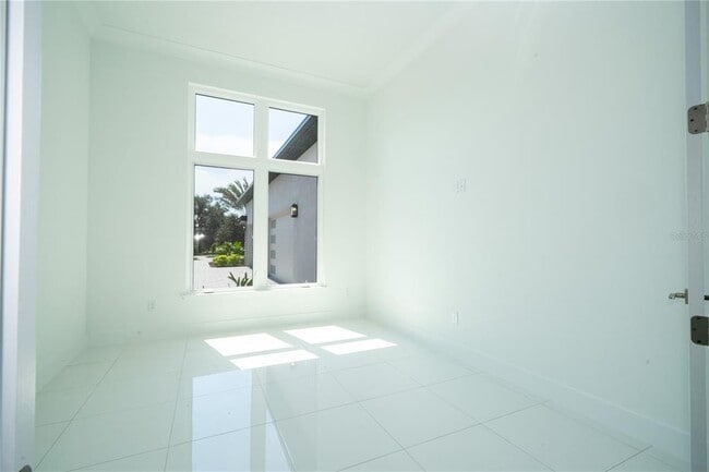 Building Photo - 16044 Pendio Dr