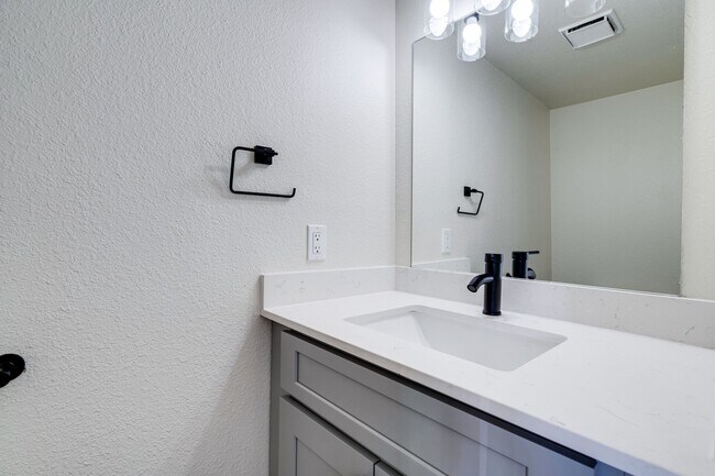Building Photo - RIVER CROSSING ATX - 2BD/2.5BA - TOWNHOUSE - NEAR DOWNTOWN - NEW INTERIOR - $1495