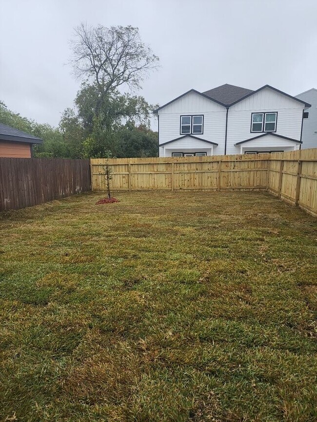 Building Photo - 832 Elkhart St