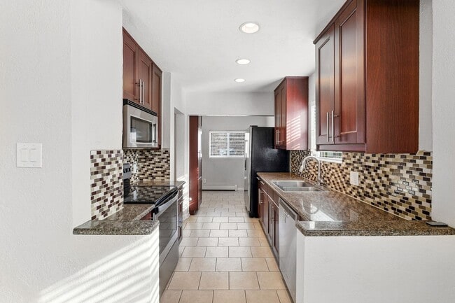 Building Photo - 3 Bed - 2 Bath home in Englewood!