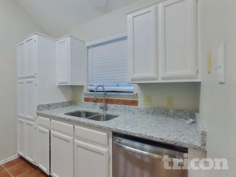 Building Photo - 1027 Brittany Dr