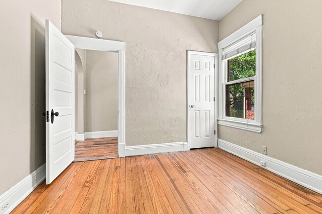 Building Photo - $2,845.95, 3 bed, 1 bath, located in Denver with New Appliances