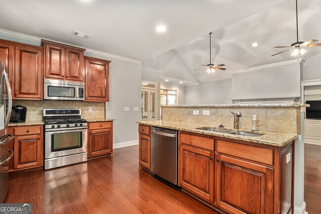 Building Photo - 180 Greenview Dr