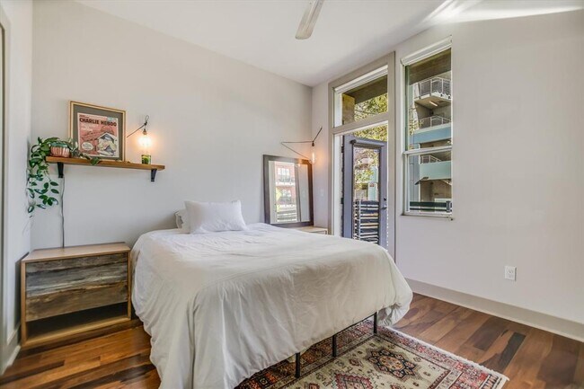 Building Photo - 1320 Robert Browning St