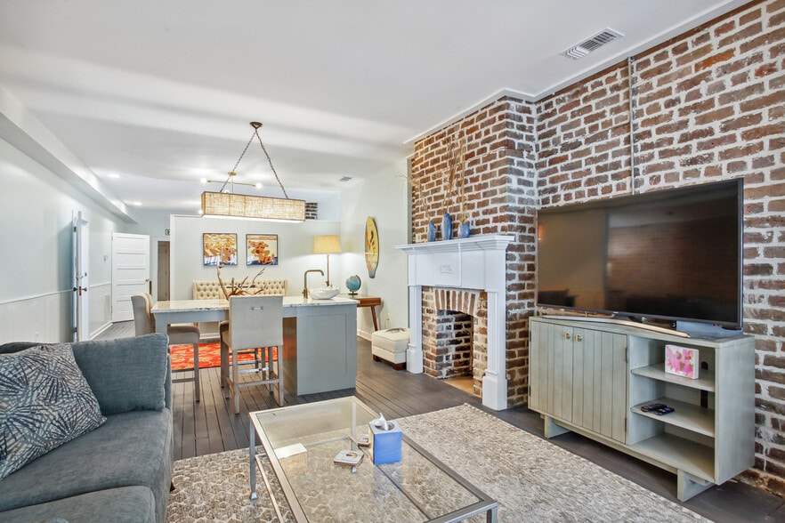 Building Photo - 208B W Hall St