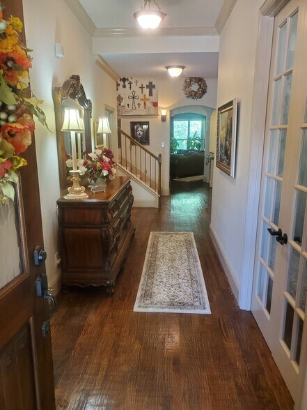 Shared Foyer - 1409 Hackett Creek Dr