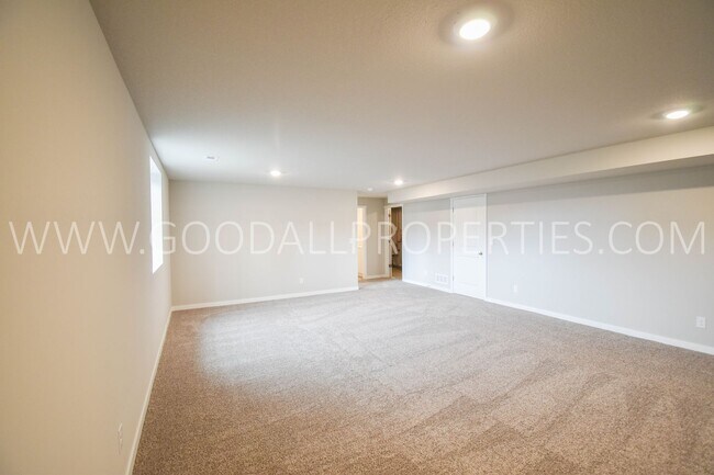 Building Photo - 4 Bedroom 3 Bath Ranch Finished Basement i...