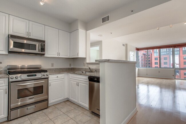 Building Photo - Centrally Located 1BD/1BA w Parking Chinat...