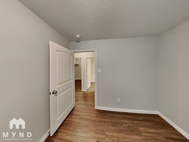 Building Photo - 10528 Many Oaks Dr