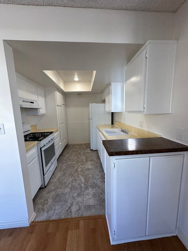 Building Photo - 135 N Swall Dr