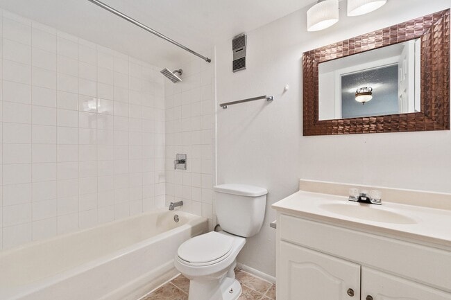 Building Photo - Charming 3-Bedroom, 2-Bathroom Condo in De...