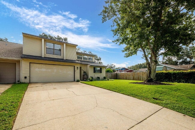 Building Photo - "Charming and Updated 3-Bed end unit townh...