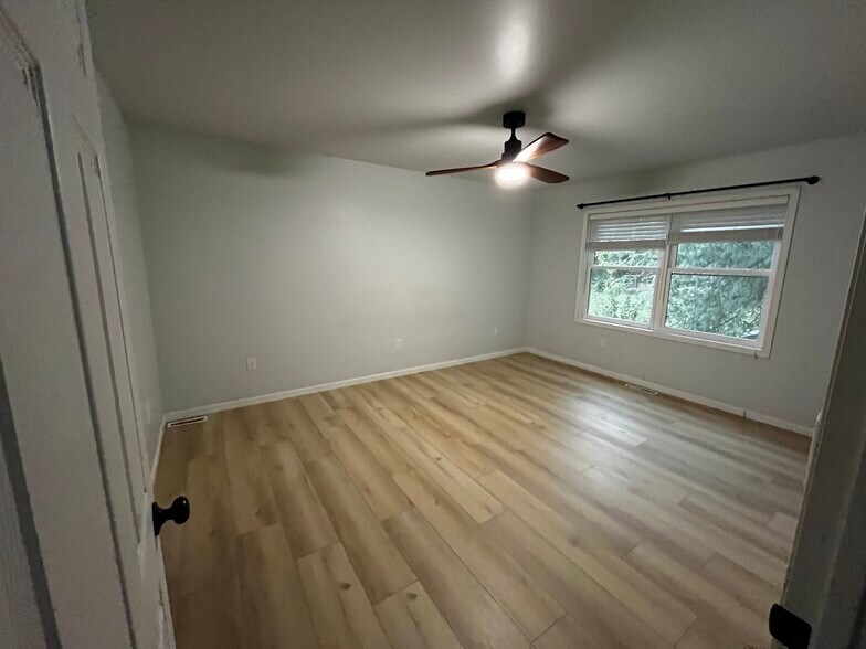 Building Photo - 705 Plainfield Ct