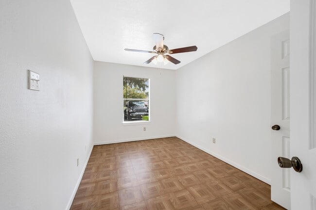 Building Photo - 308 Willowick St