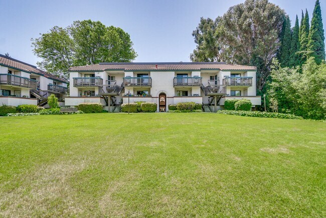 Building Photo - Recently upgraded Condo in a highly desirable location in Sunnyvale.