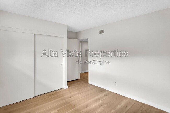 Building Photo - 5633 Scripps St