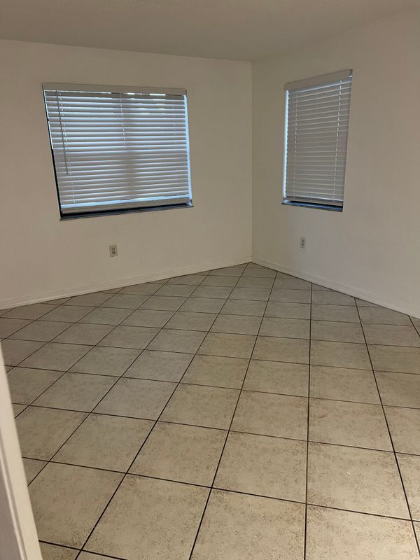 Building Photo - 10525 SW 112th Ave