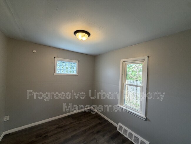 Building Photo - 3899 E 151st St