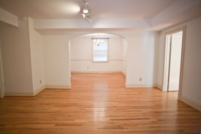 Building Photo - Beautiful condo with sunroom and hardwood floors - Short term lease only!