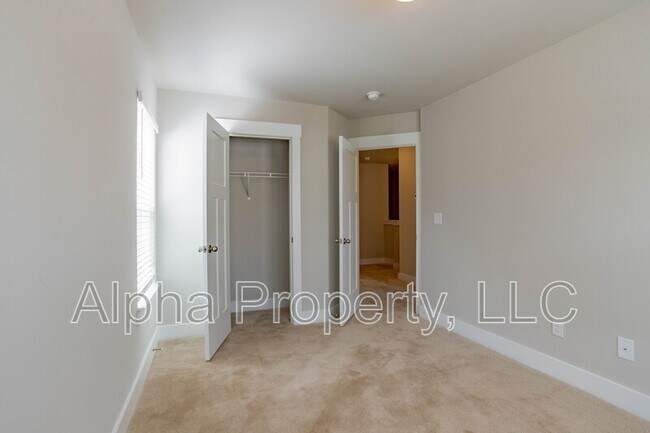 Building Photo - 385 Hague Dr