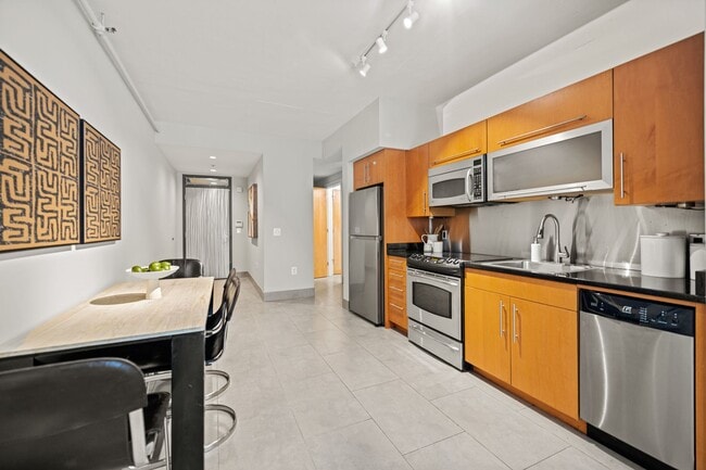 Building Photo - Logan Circle Condo | 1 Bed | 1 Bath | 885 Sf | Large Private Patio | 1 Garage Parking Space