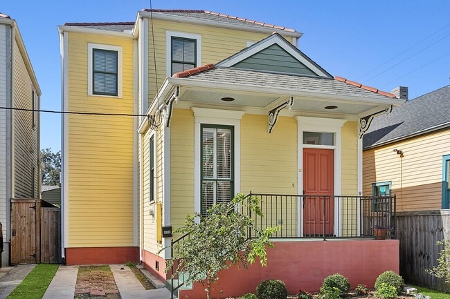Building Photo - 636 Lizardi St
