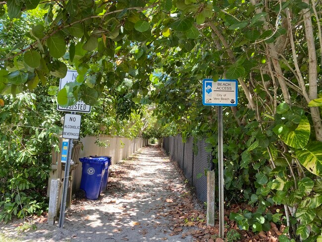 Building Photo - 956 Tulip Ln