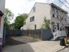 Building Photo - Nice house with Parking close to everything