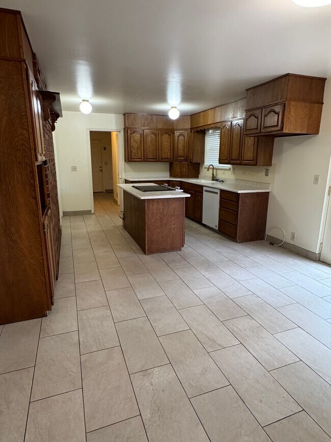 Building Photo - Incredible West Jordan home for rent!