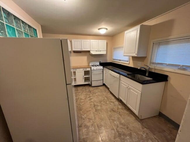 Building Photo - 536 Detroit St