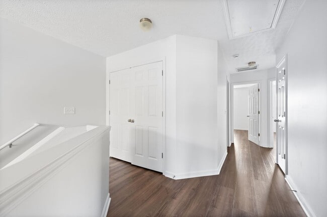 Building Photo - Stunning 3BR/2.5BA Updated Townhome in Pri...
