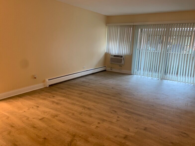 Living - 1813 Hemlock Pl