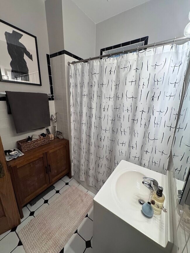 Building Photo - 2251 W Giddings St