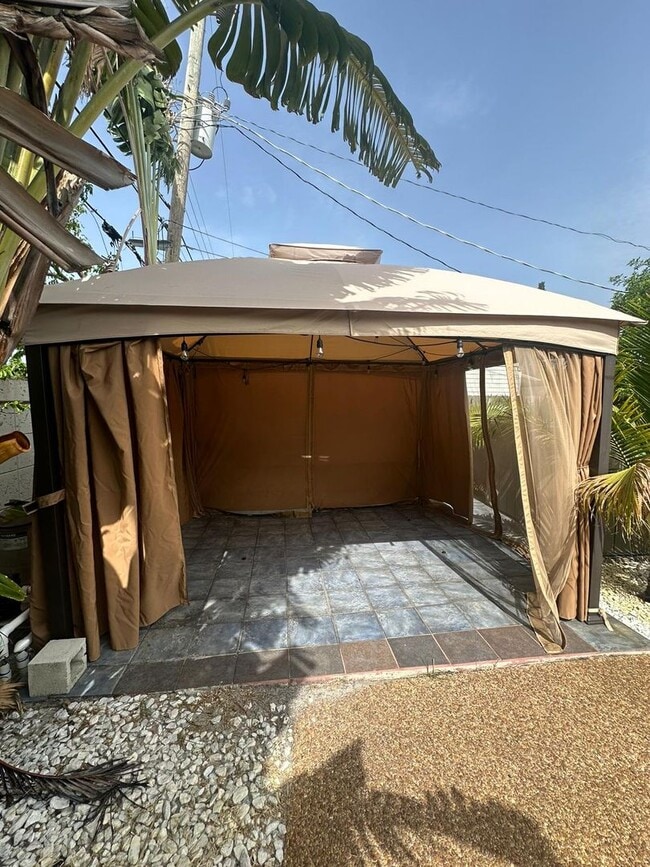 Building Photo - Easy Coastal Living Just Minutes from Downtown!