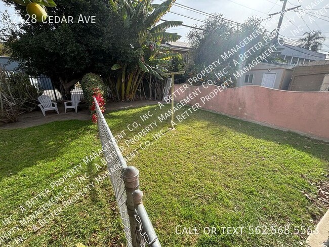 Building Photo - Large Upper Duplex w/Dining Room, DW, HUGE...