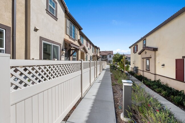 Building Photo - Beautiful 3 Bed / 2.5 Bath Condo with Open Floor Plan & Private Patio!