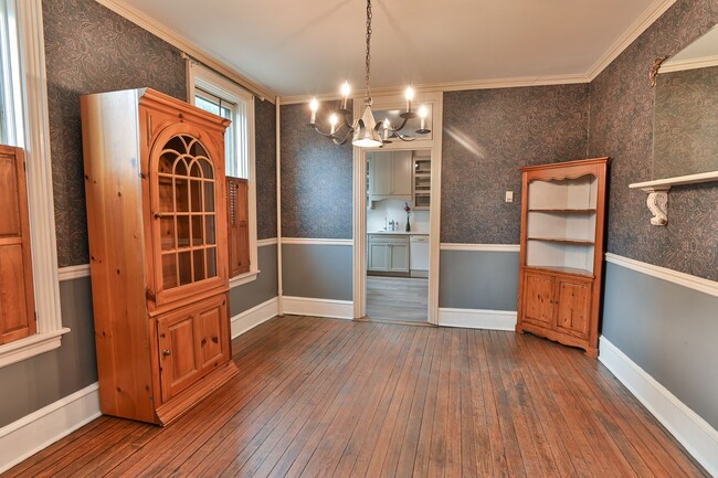 Building Photo - Charming 3 Bedroom on Verbeke St