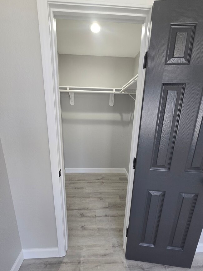 Building Photo - 2 Bedroom , 1 Bathroom Apartment!