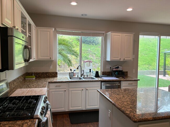 Building Photo - Beautiful 5BD/3BA Home In Oceanside