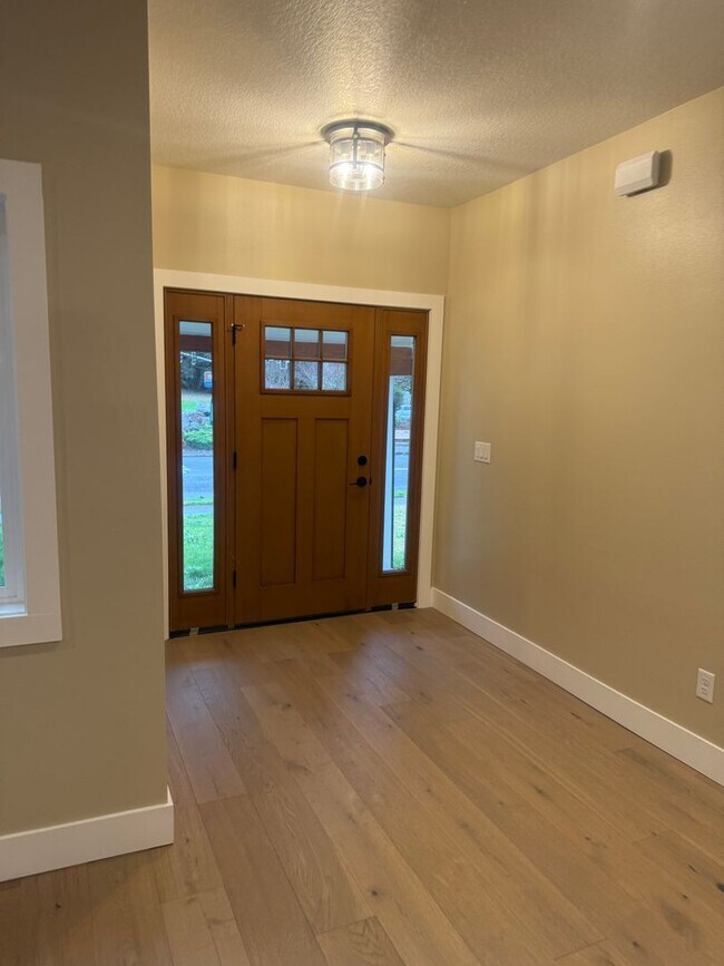 Building Photo - Newly Remolded 4-bedroom 3 bath Home in Downtown Woodland WA