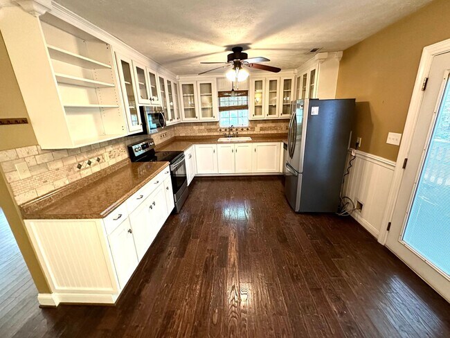 Building Photo - 5518 Thompson Dr